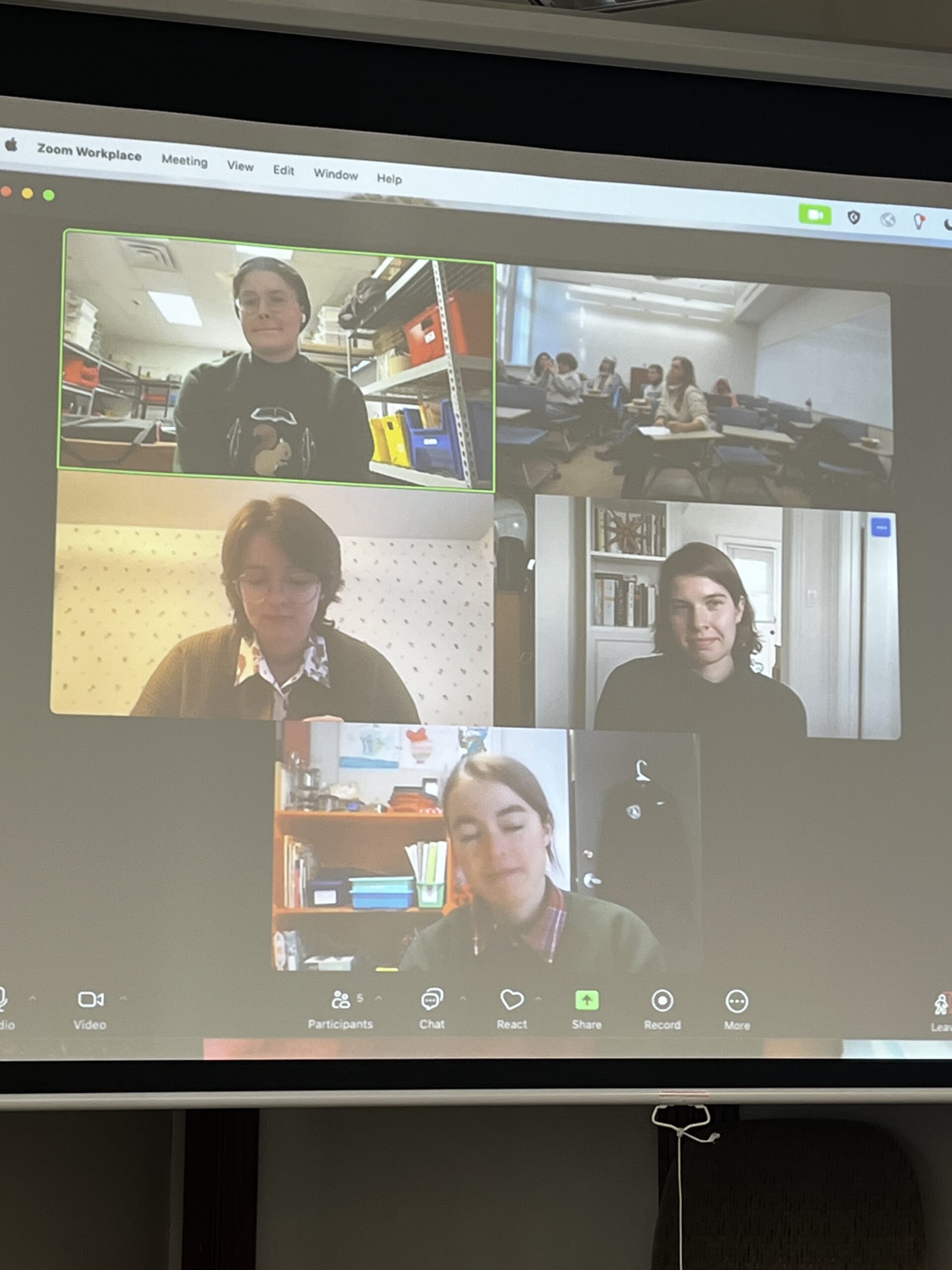 The zoom screen from the alumni panel, featuring all four alumni plus the students and faculty in the classroom.